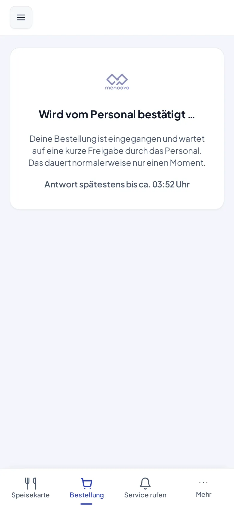 Der Gast-Wartebildschirm mit dem Hinweis „Wird vom Personal bestätigt“ und der Antwortfrist