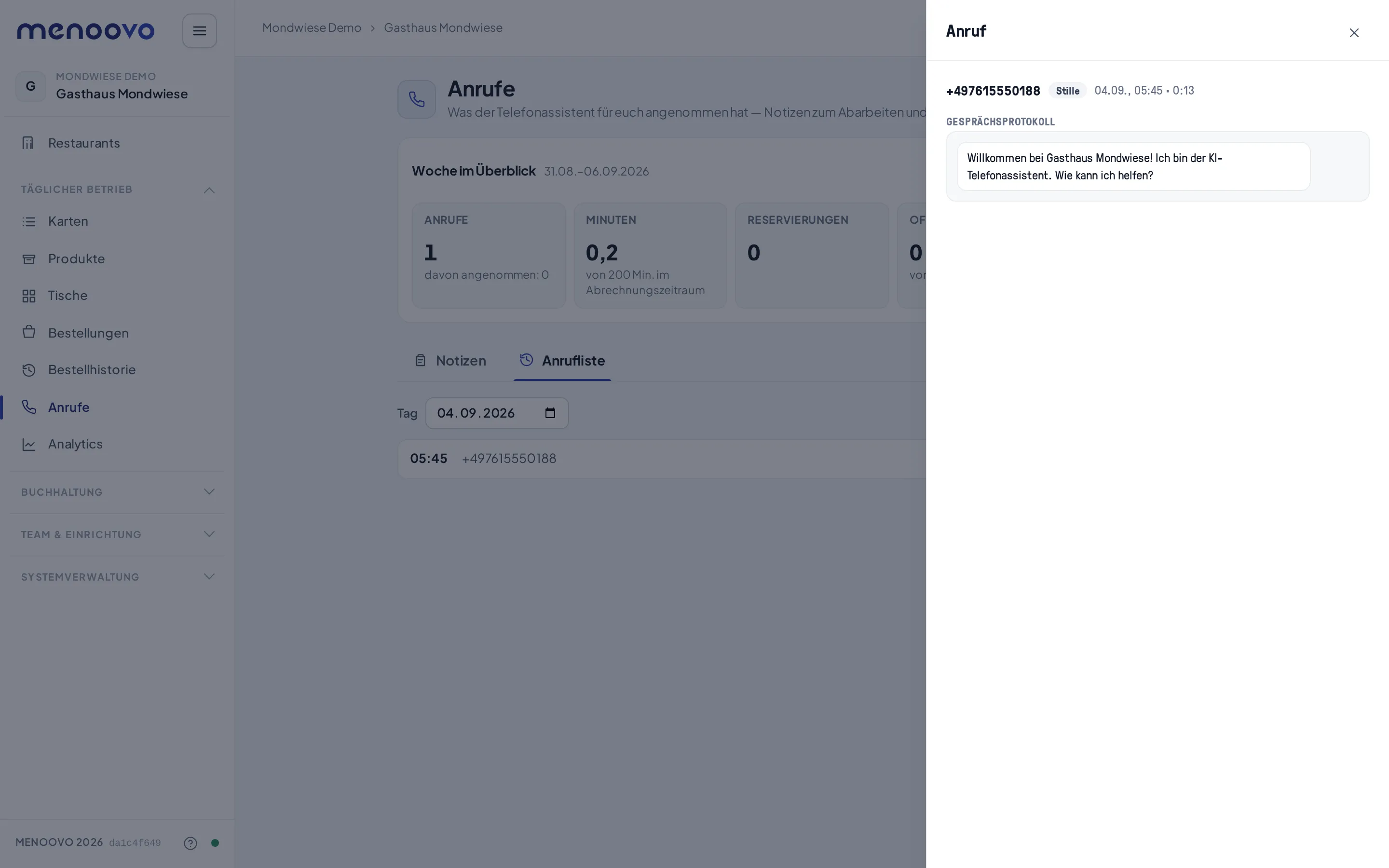 Das Anruf-Detail mit Anrufer-Nummer, Ergebnis, Zeitpunkt, Dauer und dem Gesprächsprotokoll, das die Begrüßung des Assistenten zeigt