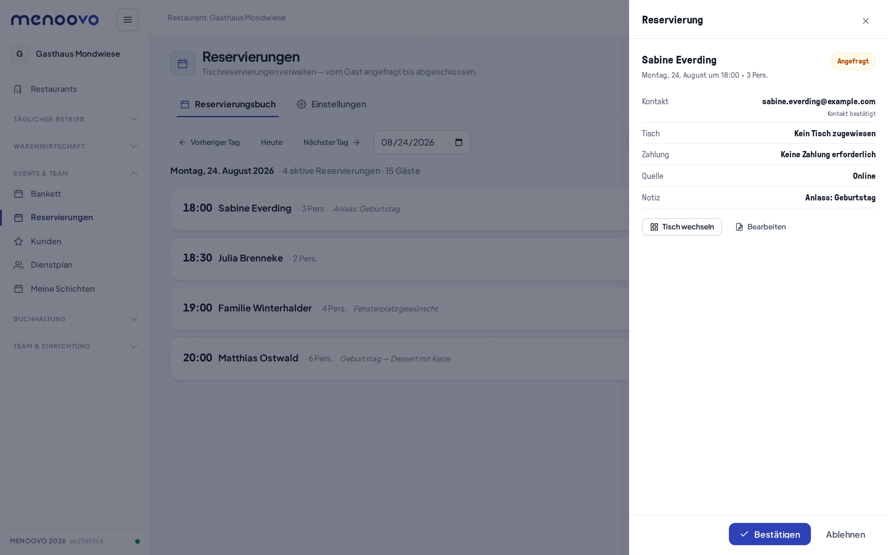 Die Detailansicht einer online angefragten Reservierung mit den Aktionen Bestätigen und Ablehnen